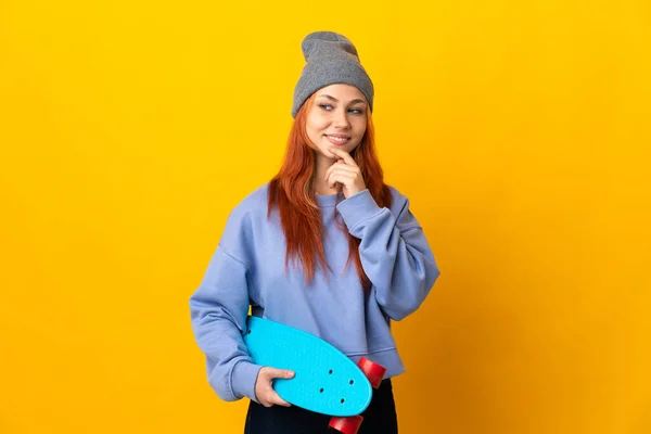 Ragazza Skater Russo Adolescente Isolato Sfondo Giallo Guardando Lato Sorridente — Foto Stock