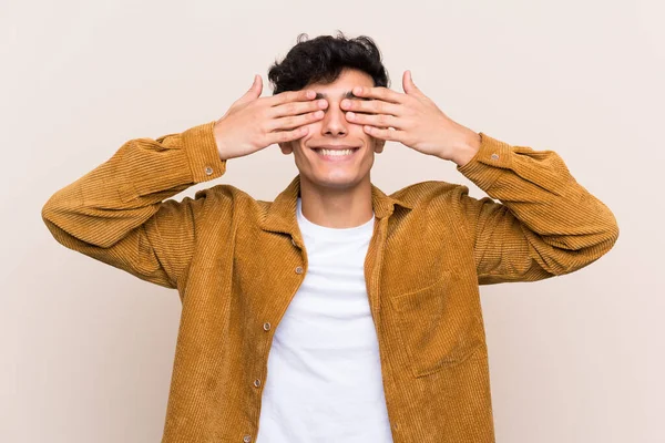 Jovem Argentino Sobre Fundo Isolado Cobrindo Olhos Por Mãos — Fotografia de Stock