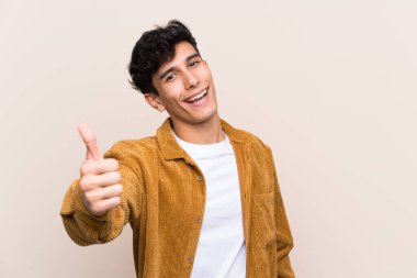 Arjantinli genç bir adam izole edilmiş, başparmakları havada, çünkü iyi bir şey oldu.