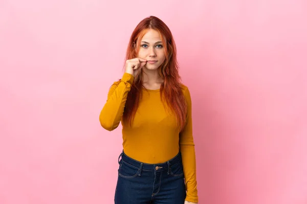 Adolescente Russo Menina Isolado Fundo Rosa Mostrando Sinal Silêncio Gesto — Fotografia de Stock