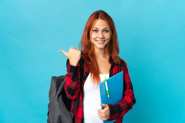 Tiener Student Russisch Meisje Geïsoleerd Blauwe Achtergrond Wijzend Naar Zijkant — Stockfoto