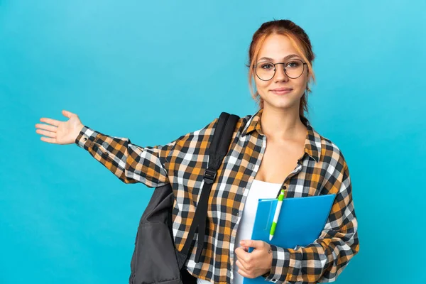 Adolescente Estudiante Rusa Chica Aislado Fondo Azul Extendiendo Las Manos —  Fotos de Stock