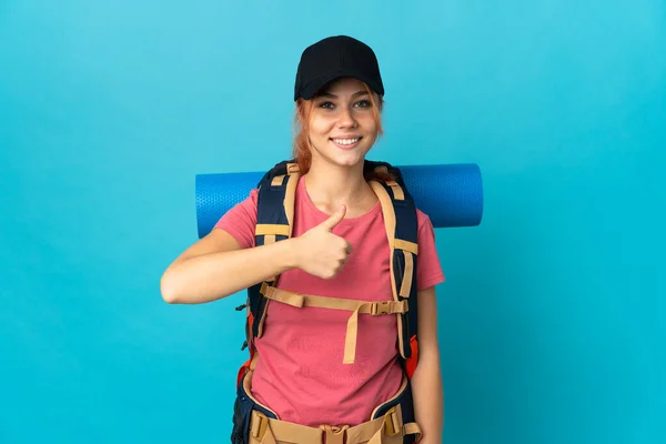 Adolescente Rusa Excursionista Chica Aislado Fondo Azul Dando Gesto Pulgares —  Fotos de Stock