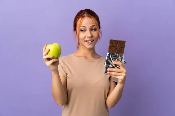 Teenager Ruské Dívka Izolované Fialovém Pozadí Přičemž Čokoládovou Tabletu Jedné — Stock fotografie
