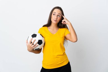 Genç futbolcu kadın soyutlanmış beyaz arka planda kuşkuları ve düşünceleri var.