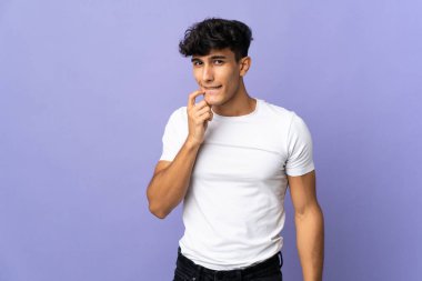 Arjantinli genç adam arka planda izole edilmiş gergin ve korkmuş.