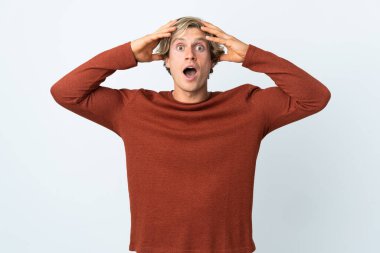 Soyutlanmış beyaz arkaplan üzerindeki İngiliz adam sürpriz ifadeyle