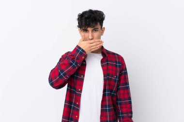 Arjantinli genç bir adam izole edilmiş beyaz arka planda ağzı elleriyle kapatıyor.
