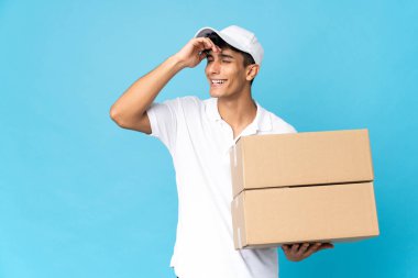 Mavi arka planda izole edilmiş Arjantinli teslimatçı bir şey fark etti ve çözüme niyetlendi.