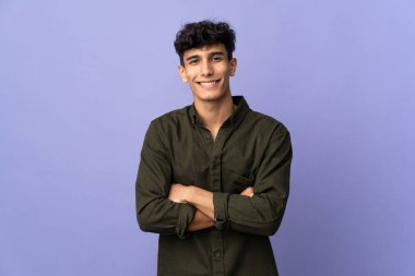 Arjantinli genç adam arka planda izole edilmiş, kolları bağlı ve ileriye bakıyor.