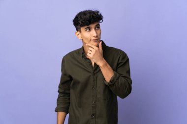 Arjantinli genç adam arka planda izole edilmiş bir şekilde bir fikir ararken...