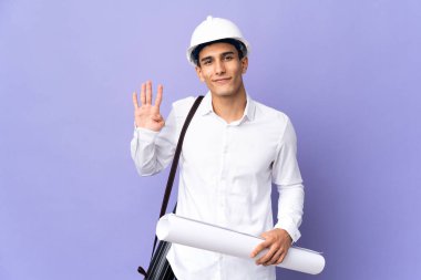 Genç mimar arka planda izole edilmiş mutlu ve parmaklarıyla dört kişi sayıyor.