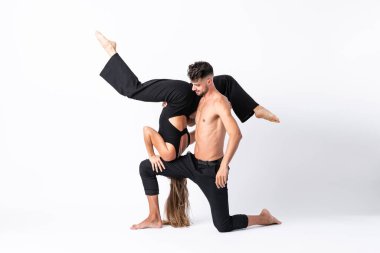 İzole edilmiş beyaz arka planda dans eden çift