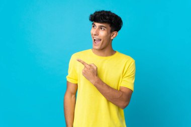 Arjantinli genç bir adam arka planda izole edilmiş bir şekilde parmağını kaldırarak çözümü anlamaya çalışıyor.