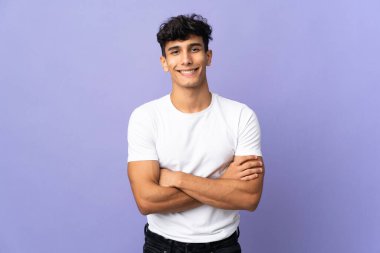 Arjantinli genç adam arka planda izole olarak kollarını ön cephede çapraz tutuyor.