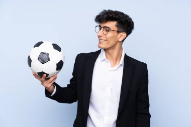 Arjantin Futbol koçu mutlu bir ifadeyle izole edilmiş mavi arka plan üzerinden