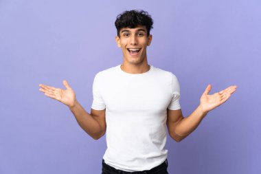 Arjantinli genç adam şok olmuş yüz ifadesiyle arka planda izole edilmiş.