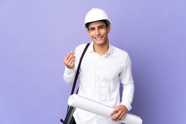 Genç mimar arka planda izole edilmiş para hareketi yapıyor.