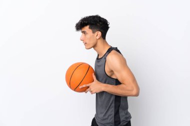 Basketbol oynayan Arjantinli genç bir adam izole edilmiş beyaz arka plan