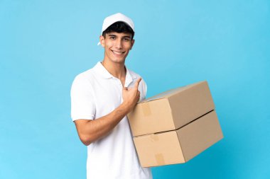 Arjantinli adam mavi arka planda izole edildi.