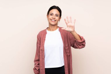 İzole edilmiş arka planda beş parmaklı kadın var.