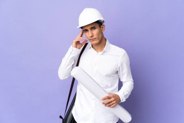 Genç mimar, arka planda izole edilmiş bir fikir düşünüyor.