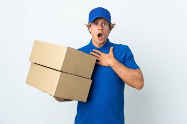 Yalıtılmış beyaz arka planda teslimatçı sağa bakarken şaşırdı ve şok oldu.