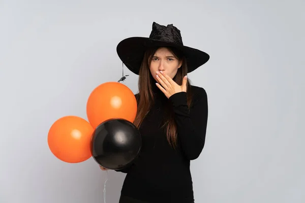 Joven Bruja Sosteniendo Globos Aire Negro Naranja Feliz Sonriente Cubriendo —  Fotos de Stock