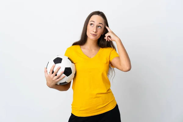 Joven Futbolista Mujer Sobre Aislado Blanco Fondo Teniendo Dudas Pensando — Foto de Stock