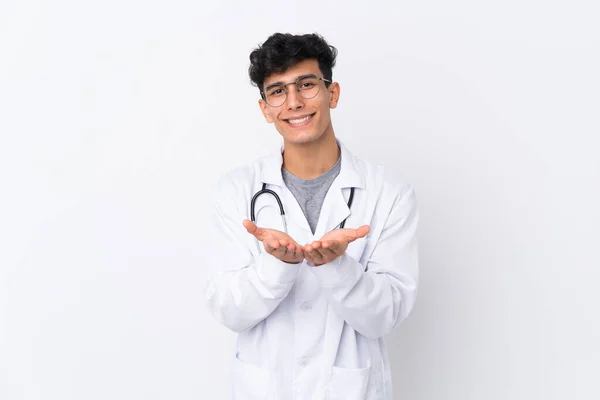Mladý Argentinský Muž Nad Izolovaným Bílým Pozadím Doktorských Šatech Drží — Stock fotografie