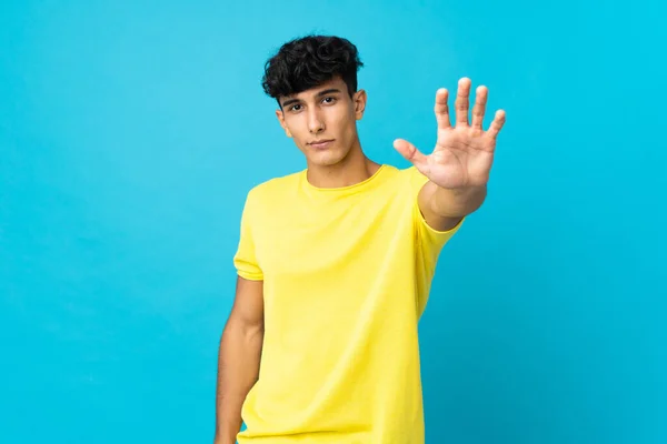 Young Argentinian Man Isolated Background Making Stop Gesture — Stock Photo, Image