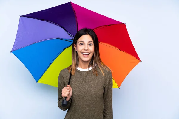 Jeune Femme Brune Tenant Parapluie Sur Mur Bleu Isolé Avec — Photo