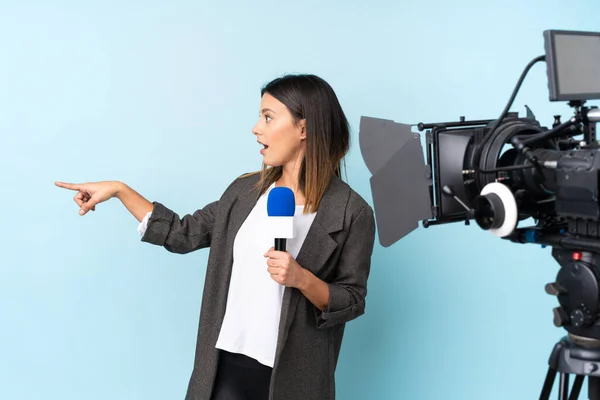 Egy Riporter Mikrofont Tart Kezében Híreket Közöl Elszigetelt Kék Háttér — Stock Fotó