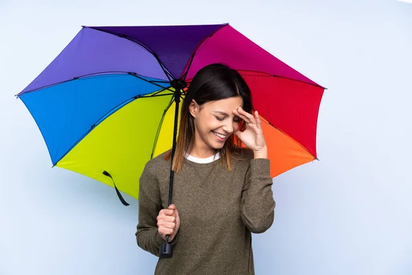 Jeune Femme Brune Tenant Parapluie Sur Mur Bleu Isolé Riant — Photo