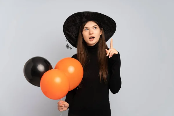 Joven Bruja Sosteniendo Globos Aire Negro Naranja Pensando Una Idea —  Fotos de Stock