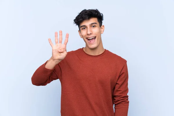 Jonge Argentijnse Man Geïsoleerde Blauwe Achtergrond Gelukkig Tellen Vier Met — Stockfoto