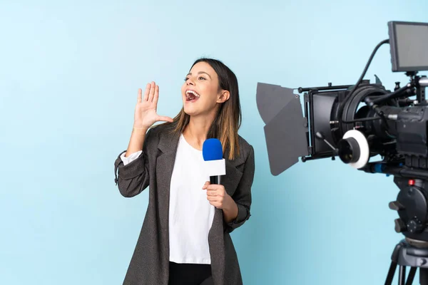 Reporter Donna Possesso Microfono Segnalazione Notizie Isolato Sfondo Blu Gridando — Foto Stock