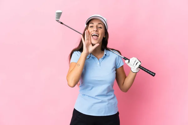 Mujer Hispana Joven Sobre Fondo Rosa Aislado Jugando Golf Gritando —  Fotos de Stock