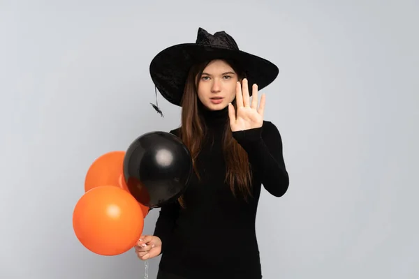 Joven Bruja Sosteniendo Globos Aire Negro Naranja Haciendo Gesto Parada —  Fotos de Stock