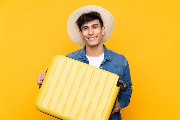 Mladý Argentinský Muž Přes Izolované Žluté Pozadí Dovolené Cestovním Kufrem — Stock fotografie