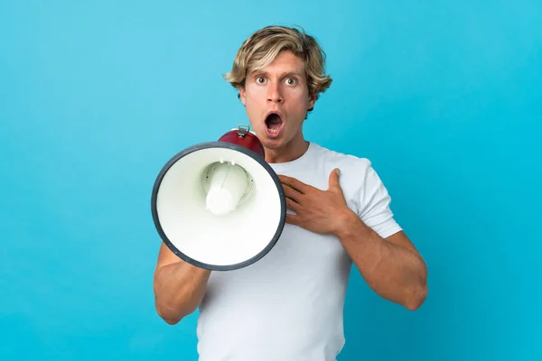 Engelse Man Geïsoleerde Blauwe Achtergrond Schreeuwen Door Een Megafoon Met — Stockfoto