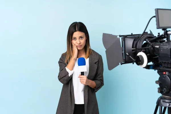 Reporter Donna Possesso Microfono Segnalazione Notizie Sfondo Blu Isolato Infelice — Foto Stock