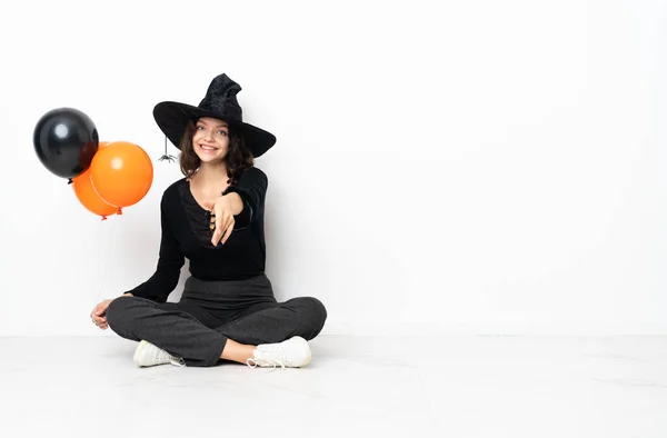 Joven Bruja Sosteniendo Globos Aire Negro Naranja Sentada Suelo Estrechando —  Fotos de Stock