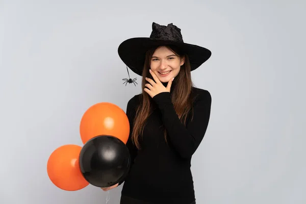 Joven Bruja Sosteniendo Globos Aire Negro Naranja Feliz Sonriente — Foto de Stock