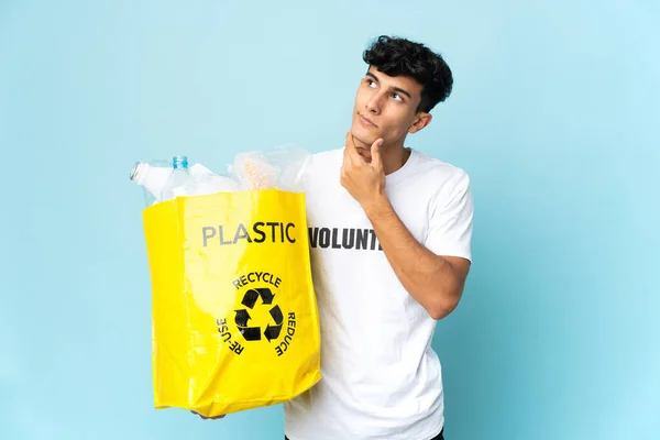Молодий Аргентинець Який Тримає Повний Пакет Пластику Сумнівається — стокове фото