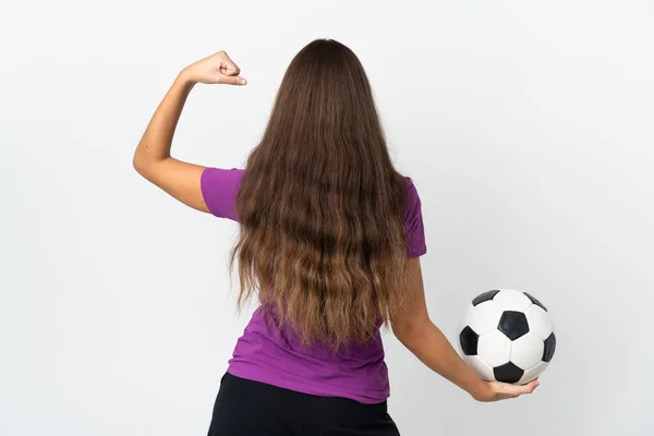 Mladá Hispánská Žena Přes Izolované Bílé Pozadí Fotbalovým Míčem — Stock fotografie