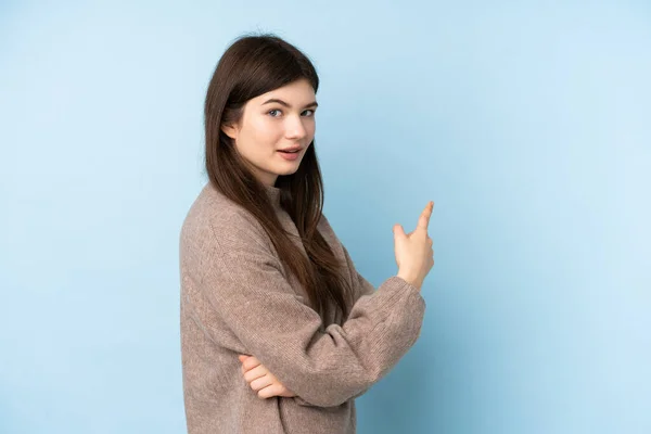 Joven Adolescente Ucraniana Usando Suéter Sobre Fondo Azul Aislado Apuntando — Foto de Stock