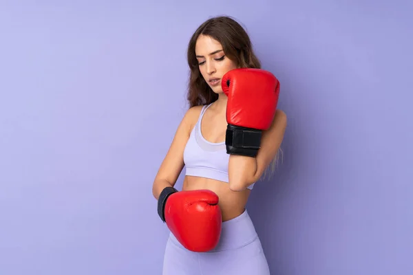 Mujer Deportiva Joven Sobre Fondo Púrpura Aislado Con Guantes Boxeo — Foto de Stock