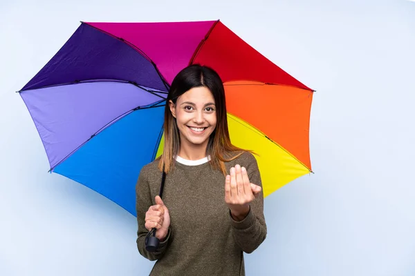 Jeune Femme Brune Tenant Parapluie Sur Mur Bleu Isolé Invitant — Photo