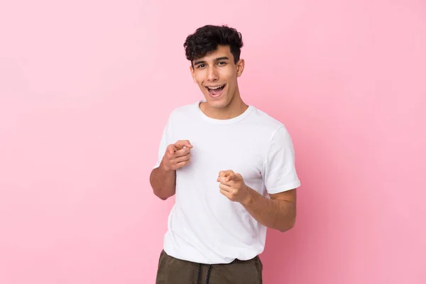 Young Argentinian Man Isolated Pink Background Points Finger You — Stock Photo, Image